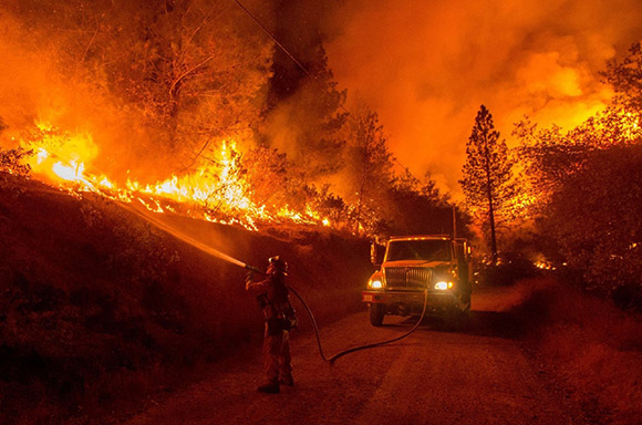 Enmarcado impresión Bombero luchando contra un foco ardiente incendios forestales imagen Bombero Art 